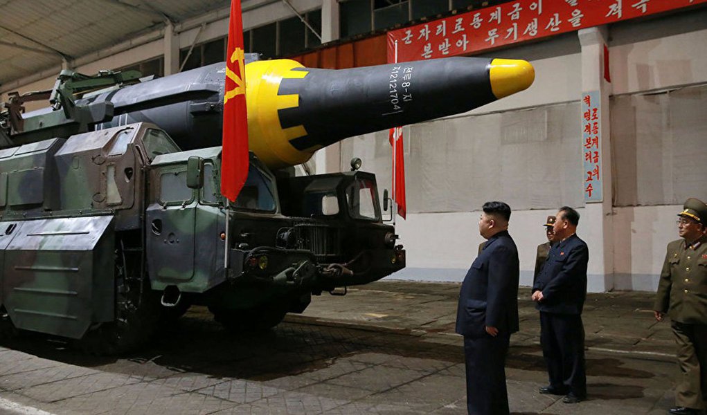 Coreia do Norte pode possuir cerca de 20 ogivas nucleares. Além disso, Pyongyang pode contar com material para a produção de mais 60 ogivas novas, informou a revista Bulletin of Atomic Scientists; "Com base em informações disponíveis, avaliamos com cuidado a quantidade de material radioativo que a Coreia do Norte pode ter produzido e concluimos: o país pode produzir entre 30 e 60 ogivas. E já deve ter construído entre 10 e 20. Ainda é possível que a Coreia do Norte possua ogivas para mísseis de menor alcance, tais como Nodon", informou o artigo (Foto: Paulo Emílio) Coreia do Norte pode possuir cerca de 20 ogivas nucleares. Além disso, Pyongyang pode contar com material para a produção de mais 60 ogivas novas, informou a revista Bulletin of Atomic Scientists; "Com base em informações disponíveis, avaliamos com cuidado a quantidade de material radioativo que a Coreia do Norte pode ter produzido e concluimos: o país pode produzir entre 30 e 60 ogivas. E já deve ter construído entre 10 e 20. Ainda é possível que a Coreia do Norte possua ogivas para mísseis de menor alcance, tais como Nodon", informou o artigo