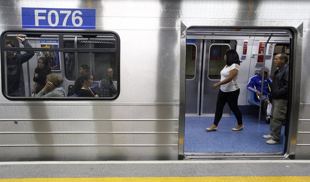 O Tribunal de Justiça de São Paulo suspendeu o leilão das linhas 5 Lilás e 17 Ouro do metrô da capital, agendado para esta sexta-feira (19); o juiz Adriano Marcos Laroca acatou pedido liminar impetrado pelo PSOL e por funcionários do metrô para suspender o leilão; os trabalhadores suspenderam parcialmente as atividades nesta quinta em protesto contra o leilão (Foto: Romulo Faro) O Tribunal de Justiça de São Paulo suspendeu o leilão das linhas 5 Lilás e 17 Ouro do metrô da capital, agendado para esta sexta-feira (19); o juiz Adriano Marcos Laroca acatou pedido liminar impetrado pelo PSOL e por funcionários do metrô para suspender o leilão; os trabalhadores suspenderam parcialmente as atividades nesta quinta em protesto contra o leilão