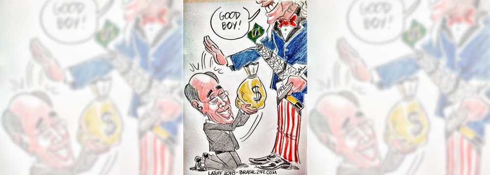 Chargista Carlos Latuff retrata nesta sexta-feira, 5, a decisão do presidente da Petrobras, Pedro Parente, de fechar acordo no qual pagará R$ 10 bilhões a investidores americanos por supostas perdas decorrentes das revelações de corrupção na Petrobras; em charge exclusiva para o 247, Latuff mostra Parente de joelhos, entregando um saco de dinheiro ao Tio Sam, que já segura uma plataforma de petróleo brasileira, numa crítica à venda, por preços irrisórios, de campos do pré-sal (Foto: Aquiles Lins) Chargista Carlos Latuff retrata nesta sexta-feira, 5, a decisão do presidente da Petrobras, Pedro Parente, de fechar acordo no qual pagará R$ 10 bilhões a investidores americanos por supostas perdas decorrentes das revelações de corrupção na Petrobras; em charge exclusiva para o 247, Latuff mostra Parente de joelhos, entregando um saco de dinheiro ao Tio Sam, que já segura uma plataforma de petróleo brasileira, numa crítica à venda, por preços irrisórios, de campos do pré-sal