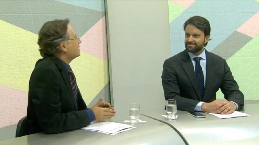 Em sua participação no programa Roda de Entrevista, veiculado na noite desta segunda-feira pela nova Televisão Brasil Central (TBC), o ministro das Cidades, Alexandre Baldy, deixou em aberto a possibilidade de ser candidato a governador neste ano; ministro afirmou que seria precipitado tomar decisões antes do fechamento da janela partidária - que permitirá aos parlamentares trocarem de partido entre os dias 6 de março e 6 de abril sem correrem o risco de perder o mandato - e antes da definição de alianças em Goiás; disse inclusive que há o risco de pré-candidatos hoje participantes da disputa não conseguirem “manterem-se de pé” até o final deste processo pré-eleitoral (Foto: José Barbacena) Em sua participação no programa Roda de Entrevista, veiculado na noite desta segunda-feira pela nova Televisão Brasil Central (TBC), o ministro das Cidades, Alexandre Baldy, deixou em aberto a possibilidade de ser candidato a governador neste ano; ministro afirmou que seria precipitado tomar decisões antes do fechamento da janela partidária - que permitirá aos parlamentares trocarem de partido entre os dias 6 de março e 6 de abril sem correrem o risco de perder o mandato - e antes da definição de alianças em Goiás; disse inclusive que há o risco de pré-candidatos hoje participantes da disputa não conseguirem “manterem-se de pé” até o final deste processo pré-eleitoral
