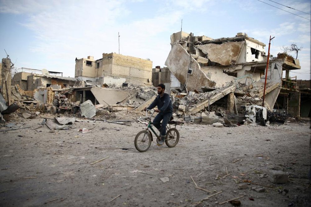 Combates foram registrados no distrito sírio de Ghouta nesta terça-feira, disse a Organização das Nações Unidas (ONU), apesar de um cessar-fogo de cinco horas convocado pela Rússia, aliada do presidente da Síria, Bashar al-Assad; "Temos relatos nesta manhã de que há combates contínuos no leste de Ghouta", disse o porta-voz humanitário da ONU, Jens Laerke, a repórteres em Genebra. "Claramente a situação no terreno não permite que comboios possam ir ou que retiradas médicas possam ocorrer" (Foto: Aquiles Lins) Combates foram registrados no distrito sírio de Ghouta nesta terça-feira, disse a Organização das Nações Unidas (ONU), apesar de um cessar-fogo de cinco horas convocado pela Rússia, aliada do presidente da Síria, Bashar al-Assad; "Temos relatos nesta manhã de que há combates contínuos no leste de Ghouta", disse o porta-voz humanitário da ONU, Jens Laerke, a repórteres em Genebra. "Claramente a situação no terreno não permite que comboios possam ir ou que retiradas médicas possam ocorrer"