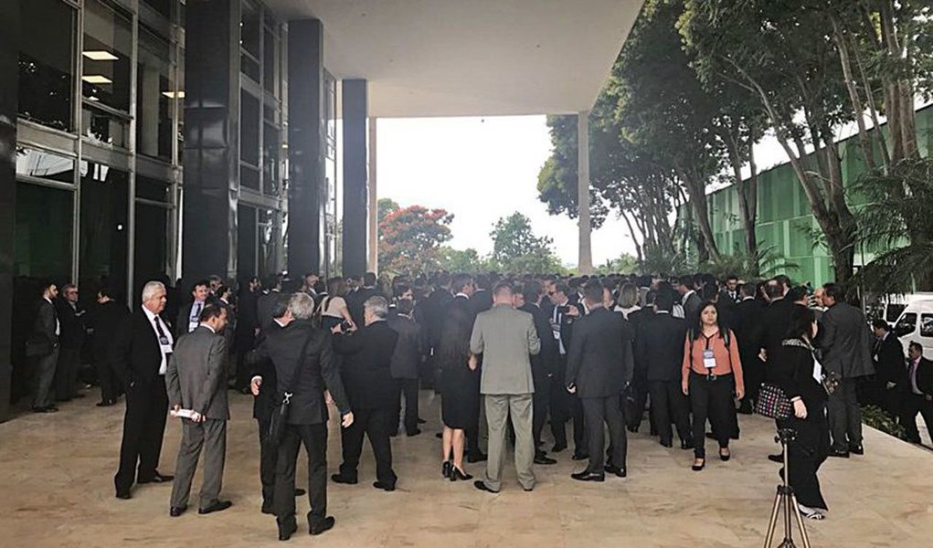 Magistrados, promotores e procuradores federais entregaram abaixo-assinado à ministra Cármen Lúcia e à procuradora-geral, Raquel Dodge, para que "resgatem o valor histórico da irredutibilidade dos subsídios"; os integrantes do Judiciário querem manter seus penduricalhos, como auxílio-moradia, inclusive para quem tem residência própria na cidade (Foto: Gisele Federicce) Magistrados, promotores e procuradores federais entregaram abaixo-assinado à ministra Cármen Lúcia e à procuradora-geral, Raquel Dodge, para que "resgatem o valor histórico da irredutibilidade dos subsídios"; os integrantes do Judiciário querem manter seus penduricalhos, como auxílio-moradia, inclusive para quem tem residência própria na cidade