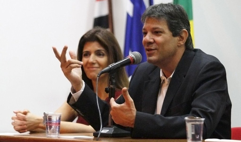Ex-prefeito de São Paulo Fernando Haddad disse, por meio de nota, que o seu indiciamento pela Polícia Federal pelo crime de falsidade ideológica no inquérito que apura o envolvimento da empreiteira UTC nas eleições de 2012, que não cometeu nenhum ato ilícito e que o fato "é um ato discricionário do delegado João Luiz de Moraes Rosa, que não implica em contraditório"; Haddad também destacou que o delegado responsável pelo inquérito desconsiderou depoimentos e provas que comprovam a sua inocência como "a suspensão da única obra da UTC na cidade, o túnel da avenida Roberto Marinho, em fevereiro de 2013, data anterior portanto ao suposto pagamento" (Foto: Paulo Emílio) Ex-prefeito de São Paulo Fernando Haddad disse, por meio de nota, que o seu indiciamento pela Polícia Federal pelo crime de falsidade ideológica no inquérito que apura o envolvimento da empreiteira UTC nas eleições de 2012, que não cometeu nenhum ato ilícito e que o fato "é um ato discricionário do delegado João Luiz de Moraes Rosa, que não implica em contraditório"; Haddad também destacou que o delegado responsável pelo inquérito desconsiderou depoimentos e provas que comprovam a sua inocência como "a suspensão da única obra da UTC na cidade, o túnel da avenida Roberto Marinho, em fevereiro de 2013, data anterior portanto ao suposto pagamento"