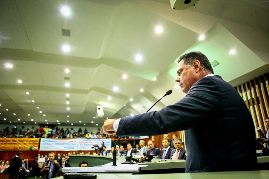 O governador Marconi Perillo afirmou na reabertura dos trabalhos da Assembleia Legislativa, que passará o comando do Governo de Goiás para o vice José Eliton, no dia 7 de abril, deixando marcas históricas na gestão do Estado e um lado capaz de continuar transformando a vida dos goianos; “Estou disposto a sempre vir à Assembleia para defender meu legado e honra, quantas vezes for necessário”, disse Marconi; discurso do governador foi marcado pela reação aos ataques do deputado José Nelto, que fez o pronunciamento em nome da oposição
(Foto: José Barbacena) O governador Marconi Perillo afirmou na reabertura dos trabalhos da Assembleia Legislativa, que passará o comando do Governo de Goiás para o vice José Eliton, no dia 7 de abril, deixando marcas históricas na gestão do Estado e um lado capaz de continuar transformando a vida dos goianos; “Estou disposto a sempre vir à Assembleia para defender meu legado e honra, quantas vezes for necessário”, disse Marconi; discurso do governador foi marcado pela reação aos ataques do deputado José Nelto, que fez o pronunciamento em nome da oposição