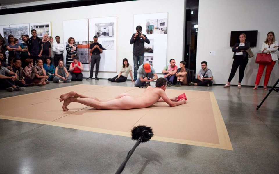 Ministério Público Federal (MPF) não viu crime na performance "La Bête", no Museu de Arte Moderna de São Paulo (MAM), que gerou polêmica em setembro do ano passado com a divulgação de vídeos que mostravam uma criança interagindo com um artista nu; "A mera nudez do adulto não configura pornografia eis que não detinha qualquer contexto erótico. A intenção do artista era reproduzir instalação artística com o uso de seu corpo, e o toque da criança não configurou qualquer tentativa de interação para fins libidinosos", destacou a procuradora da República Ana Letícia Absy (Foto: Aquiles Lins) Ministério Público Federal (MPF) não viu crime na performance "La Bête", no Museu de Arte Moderna de São Paulo (MAM), que gerou polêmica em setembro do ano passado com a divulgação de vídeos que mostravam uma criança interagindo com um artista nu; "A mera nudez do adulto não configura pornografia eis que não detinha qualquer contexto erótico. A intenção do artista era reproduzir instalação artística com o uso de seu corpo, e o toque da criança não configurou qualquer tentativa de interação para fins libidinosos", destacou a procuradora da República Ana Letícia Absy