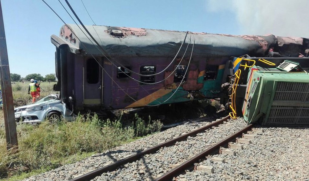 Um trem de passageiros descarrilou e colidiu com um caminhão, deixando 14 mortos e dezenas de feridos, na província de Free State, na África do Sul, disse uma autoridade do serviço ferroviário nesta quinta-feira; "Ainda não está confirmado, mas o número de mortes por enquanto está em 14", disse Daisy Daniel, porta-voz da agência ferroviária de viagens de longa distância Shosholoza Mey (Foto: Aquiles Lins) Um trem de passageiros descarrilou e colidiu com um caminhão, deixando 14 mortos e dezenas de feridos, na província de Free State, na África do Sul, disse uma autoridade do serviço ferroviário nesta quinta-feira; "Ainda não está confirmado, mas o número de mortes por enquanto está em 14", disse Daisy Daniel, porta-voz da agência ferroviária de viagens de longa distância Shosholoza Mey