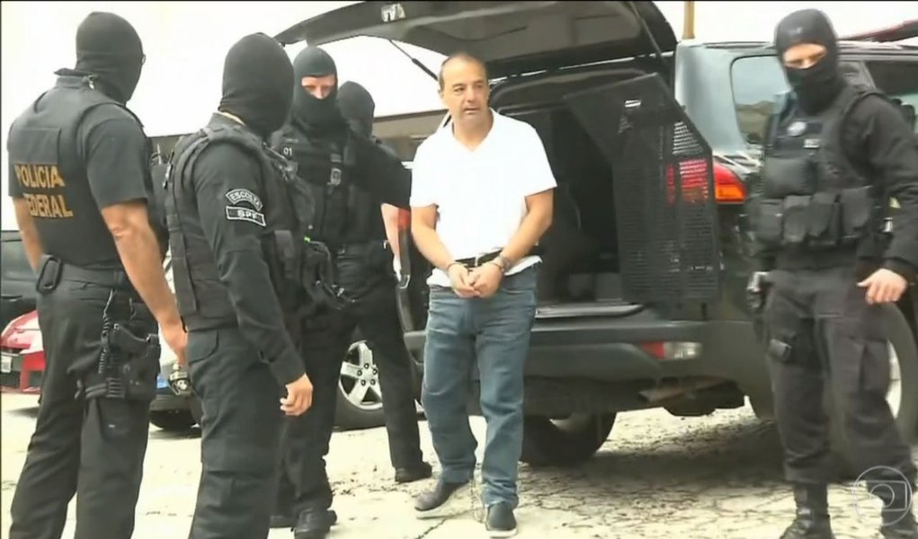 O ex-governador do Rio Sérgio Cabral (MDB) foi levado ao Instituto Médico-Legal de Curitiba nesta sexta-feira (19), acorrentado nos pés e algemado nas mãos; Cabral foi examinado antes de ser transferido para o Complexo Médico-Penal, em Pinhais, na região metropolitana de Curitiba; sua transferência foi autorizada pelo juiz Sergio Moro, que atendeu a um pedido do Ministério Público Federal (Foto: Charles Nisz) O ex-governador do Rio Sérgio Cabral (MDB) foi levado ao Instituto Médico-Legal de Curitiba nesta sexta-feira (19), acorrentado nos pés e algemado nas mãos; Cabral foi examinado antes de ser transferido para o Complexo Médico-Penal, em Pinhais, na região metropolitana de Curitiba; sua transferência foi autorizada pelo juiz Sergio Moro, que atendeu a um pedido do Ministério Público Federal