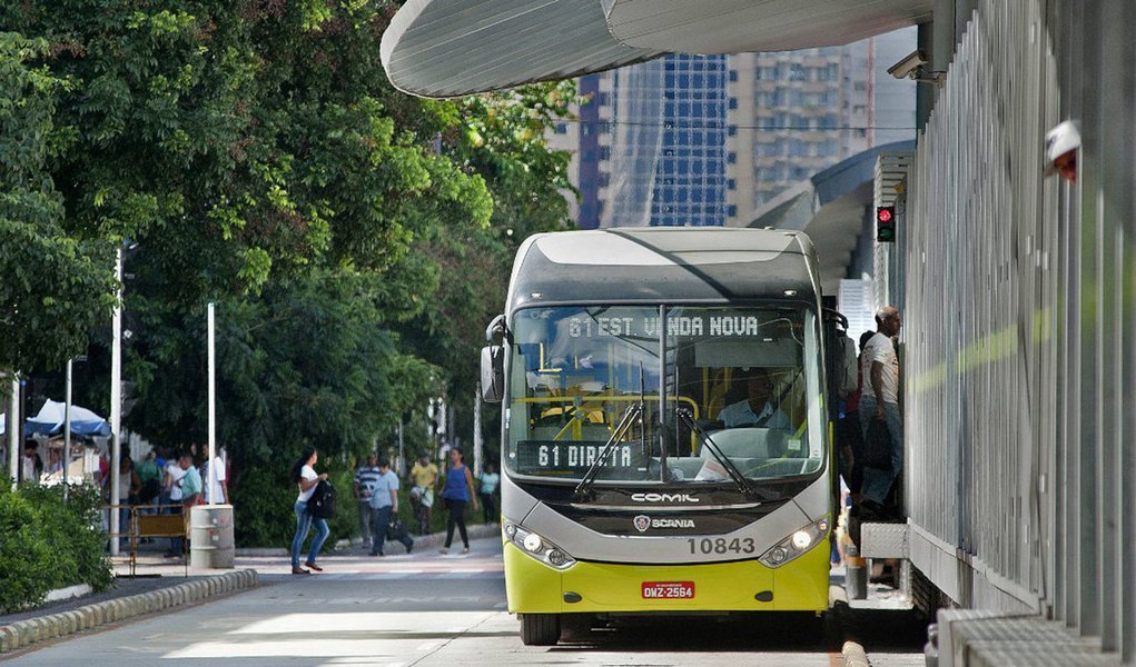 Começou a vigorar a partir da de zero hora desta segunda-feira, dia 1º de janeiro de 2018, as novas tarifas do sistema de transporte coletivo metropolitano de Belo Horizonte. os valores foram reajustados em 3,09%; preço do óleo diesel, que seria um dos maiores vilões para o índice de reajuste deste ano, teve o seu impacto reduzido no reajuste com a edição, pelo governador Fernando Pimentel, de um decreto que reduz o ICMS sobre óleo diesel para o transporte de passageiros de 15% para 4%, já a partir de 1º de janeiro (Foto: Paulo Emílio) Começou a vigorar a partir da de zero hora desta segunda-feira, dia 1º de janeiro de 2018, as novas tarifas do sistema de transporte coletivo metropolitano de Belo Horizonte. os valores foram reajustados em 3,09%; preço do óleo diesel, que seria um dos maiores vilões para o índice de reajuste deste ano, teve o seu impacto reduzido no reajuste com a edição, pelo governador Fernando Pimentel, de um decreto que reduz o ICMS sobre óleo diesel para o transporte de passageiros de 15% para 4%, já a partir de 1º de janeiro