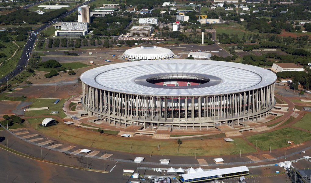 Agência de Desenvolvimento do Distrito Federal (Terracap) anunciou a suspensão temporária do edital de licitação do estádio Mané Garrincha e dos demais espaços esportivos no centro de Brasília por causa de "recomendações de melhoria por órgãos de controle" e por "solicitações de esclarecimentos de interessados em participar da licitação"; o Mané Garrincha foi construído a um custo estimado entre R$ 1,4 bilhão e R$ 1,9 bilhão, sendo o estádio mais caro da história do País (Foto: Leonardo Lucena) Agência de Desenvolvimento do Distrito Federal (Terracap) anunciou a suspensão temporária do edital de licitação do estádio Mané Garrincha e dos demais espaços esportivos no centro de Brasília por causa de "recomendações de melhoria por órgãos de controle" e por "solicitações de esclarecimentos de interessados em participar da licitação"; o Mané Garrincha foi construído a um custo estimado entre R$ 1,4 bilhão e R$ 1,9 bilhão, sendo o estádio mais caro da história do País