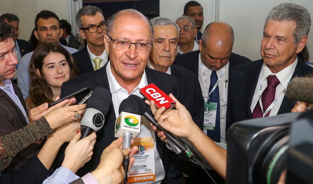Com dificuldades de fazer acordo com Michel Temer e o DEM, o governador de São Paulo e presidenciável pelo PSDB, Geraldo Alckmin, mira partidos considerados médios para a formação de alianças, como PTB, PR, PV e Solidariedade; o tucano também tenta estreitar laços com PPS e PSB; mesmo reconhecendo o poder das redes sociais, o chefe do executivo paulista busca aumentar seu tempo de rádio e TV; o PR e o PSB, por exemplo, podem somar 45 segundo campanha tucana no rádio e na TV; pesquisa Barômetro Político Estadão-Ipsos havia apontando desgaste na imagem de Alckmin
(Foto: Leonardo Lucena) Com dificuldades de fazer acordo com Michel Temer e o DEM, o governador de São Paulo e presidenciável pelo PSDB, Geraldo Alckmin, mira partidos considerados médios para a formação de alianças, como PTB, PR, PV e Solidariedade; o tucano também tenta estreitar laços com PPS e PSB; mesmo reconhecendo o poder das redes sociais, o chefe do executivo paulista busca aumentar seu tempo de rádio e TV; o PR e o PSB, por exemplo, podem somar 45 segundo campanha tucana no rádio e na TV; pesquisa Barômetro Político Estadão-Ipsos havia apontando desgaste na imagem de Alckmin