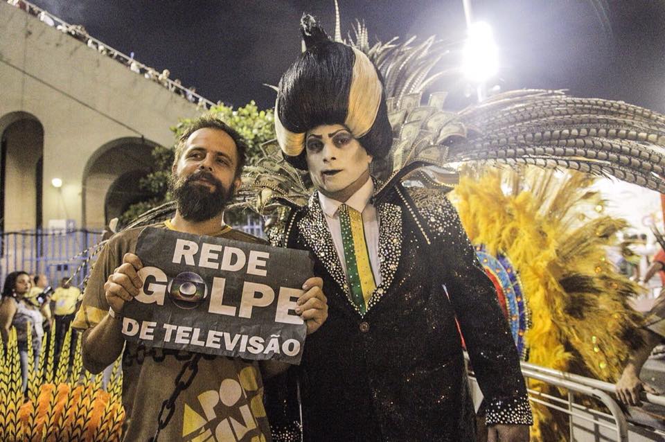 O que aconteceu com a faixa do vampiro é apenas o primeiro evento público do golpe militar no Rio de Janeiro, onde agora manda quem pode obedece quem tem juízo, como dizia o velho (Foto: Renato Rovai) O que aconteceu com a faixa do vampiro é apenas o primeiro evento público do golpe militar no Rio de Janeiro, onde agora manda quem pode obedece quem tem juízo, como dizia o velho