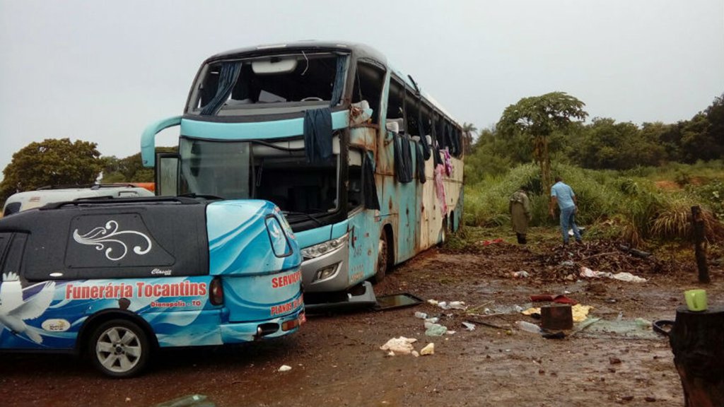 Um ônibus da empresa Real Maia que fazia a linha Barreiras (BA) a Palmas tombou numa curva da TO-040, próximo ao município de Dianópolis, na madrugada deste domingo (28), matando sete pessoas e deixando pelo menos 20 feridos; o veículo teria tido problemas nos freios (Foto: Leonardo Lucena) Um ônibus da empresa Real Maia que fazia a linha Barreiras (BA) a Palmas tombou numa curva da TO-040, próximo ao município de Dianópolis, na madrugada deste domingo (28), matando sete pessoas e deixando pelo menos 20 feridos; o veículo teria tido problemas nos freios