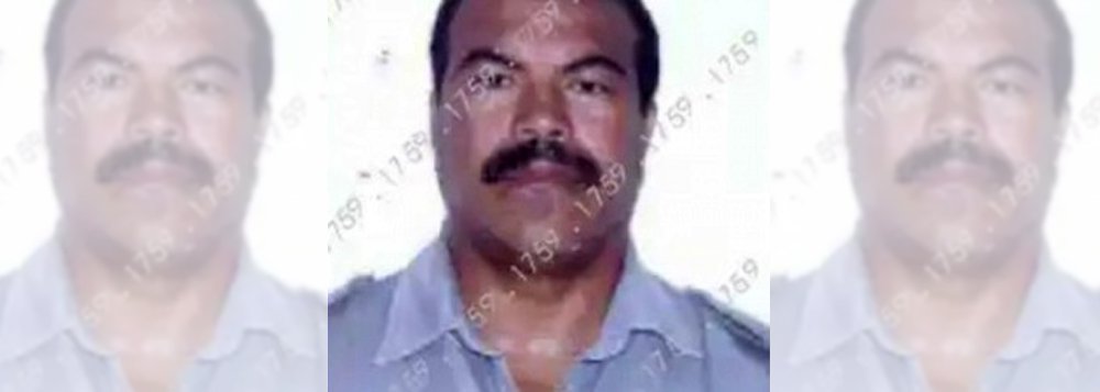 Um sargento reformado da Polícia Militar (PM) foi executado a tiros durante um assalto na noite desta quarta-feira (14), no Conjunto Graciliano Ramos, parte alta de Maceió; o sargento José Darcy dos Santos, de 55 anos, estava jogando cartas com amigos na rua quando foi surpreendido pelos assaltantes; de acordo com testemunhas, ao perceber que a vítima era um militar, os bandidos efetuaram os disparos (Foto: Charles Nisz) Um sargento reformado da Polícia Militar (PM) foi executado a tiros durante um assalto na noite desta quarta-feira (14), no Conjunto Graciliano Ramos, parte alta de Maceió; o sargento José Darcy dos Santos, de 55 anos, estava jogando cartas com amigos na rua quando foi surpreendido pelos assaltantes; de acordo com testemunhas, ao perceber que a vítima era um militar, os bandidos efetuaram os disparos