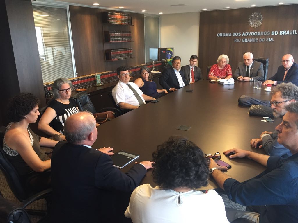 Representantes de uma comissão de advogados se reuniram nesta segunda-feira com o presidente da Ordem dos Advogados do Brasil (OAB), Ricardo Breier, 'para garantir o livre exercício da profissão' durante no julgamento do ex-presidente Lula; mais de 80 juristas se dispuseram a compor a comissão formada para representar manifestantes e assegurar que o direito à liberdade de expressão não seja violado (Foto: Romulo Faro) Representantes de uma comissão de advogados se reuniram nesta segunda-feira com o presidente da Ordem dos Advogados do Brasil (OAB), Ricardo Breier, 'para garantir o livre exercício da profissão' durante no julgamento do ex-presidente Lula; mais de 80 juristas se dispuseram a compor a comissão formada para representar manifestantes e assegurar que o direito à liberdade de expressão não seja violado