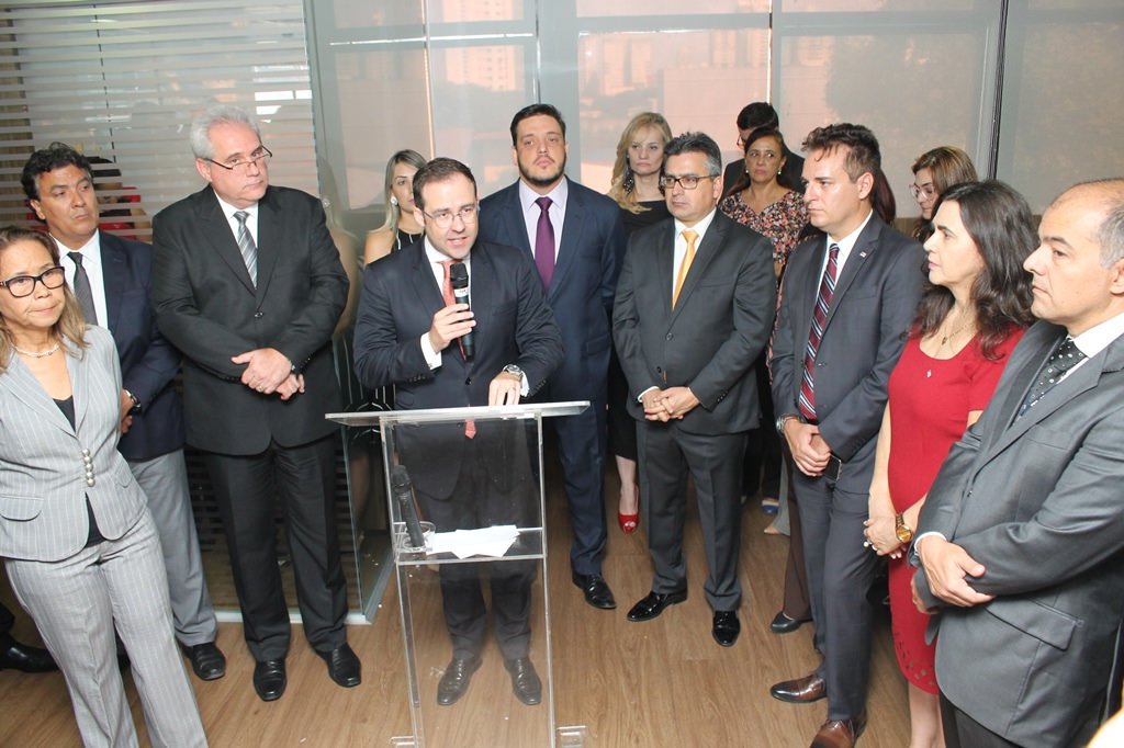 O presidente da OAB-GO, Lúcio Flávio de Paiva, fez um discurso duro nesta segunda-feira em solenidade que marcou a inauguração de salas da instituição no prédio do Tribunal Regional do Trabalho de Goiás (TRT-GO), na Capital; ele afirmou hoje que ao longo da caminhada perdeu aliados porque houve a tentativa por parte de alguns de tentar transformar a OAB numa trincheira de oposição ao governo de Goiás; “Muitos insatisfeitos ficaram pelo caminho: alguns que caminharam conosco na vitória eleitoral de 2015 e acharam que iriam transformar a OAB Goiás em trincheira política da oposição ao Governo do Estado se frustraram" (Foto: José Barbacena) O presidente da OAB-GO, Lúcio Flávio de Paiva, fez um discurso duro nesta segunda-feira em solenidade que marcou a inauguração de salas da instituição no prédio do Tribunal Regional do Trabalho de Goiás (TRT-GO), na Capital; ele afirmou hoje que ao longo da caminhada perdeu aliados porque houve a tentativa por parte de alguns de tentar transformar a OAB numa trincheira de oposição ao governo de Goiás; “Muitos insatisfeitos ficaram pelo caminho: alguns que caminharam conosco na vitória eleitoral de 2015 e acharam que iriam transformar a OAB Goiás em trincheira política da oposição ao Governo do Estado se frustraram"