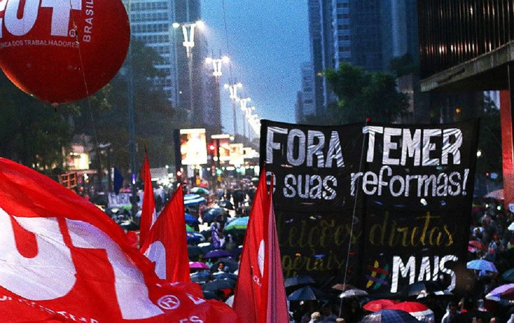 A Central Única dos Trabalhadores (CUT), afirma que a pressão para que o Congresso Nacional desista definitivamente da proposta de reforma da Previdência pelo governo Temer, que ataca a aposentadoria de milhões de brasileiros, será intensificada, após o governo ter dado sinais de que considera a batalha parlamentar praticamente vencida e ter decretado intervenção federal na segurança pública do Rio de Janeiro, como forma de desviar a atenção da derrota e ainda tentar colocar a reforma em votação; para a CUT, a resposta dos trabalhadores se fará de três formas: a mobilização desta segunda-feira, com greves, paralisações e atos; ações nas redes sociais e bases eleitorais dos deputados; e garantir a candidatura de Lula nas eleições deste ano (Foto: Romulo Faro) A Central Única dos Trabalhadores (CUT), afirma que a pressão para que o Congresso Nacional desista definitivamente da proposta de reforma da Previdência pelo governo Temer, que ataca a aposentadoria de milhões de brasileiros, será intensificada, após o governo ter dado sinais de que considera a batalha parlamentar praticamente vencida e ter decretado intervenção federal na segurança pública do Rio de Janeiro, como forma de desviar a atenção da derrota e ainda tentar colocar a reforma em votação; para a CUT, a resposta dos trabalhadores se fará de três formas: a mobilização desta segunda-feira, com greves, paralisações e atos; ações nas redes sociais e bases eleitorais dos deputados; e garantir a candidatura de Lula nas eleições deste ano