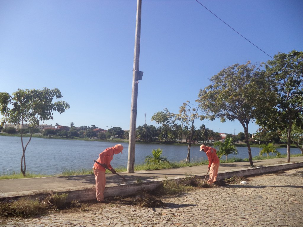 A Prefeitura de Fortaleza está promovendo nesta semana uma ação de revitalização, manutenção, limpeza e paisagismo no Parque Urbano da Lagoa da Maraponga. Estão sendo executados serviços de varrição, capinação e roço de todo o entorno da Lagoa e do calçadão, além de poda de árvores (Foto: Rodrigo Rocha) A Prefeitura de Fortaleza está promovendo nesta semana uma ação de revitalização, manutenção, limpeza e paisagismo no Parque Urbano da Lagoa da Maraponga. Estão sendo executados serviços de varrição, capinação e roço de todo o entorno da Lagoa e do calçadão, além de poda de árvores