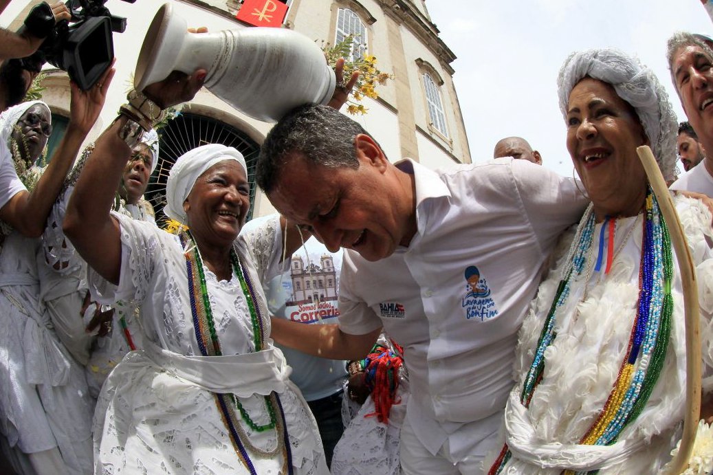 "O Senhor do Bonfim, eu diria, tem uma simbologia grande. E mesmo aqueles que não são católicos identificam no Bonfim um momento de fé do povo, independente da religião de cada um. É uma demonstração da crença em Deus, da crença nos valores espirituais. Simboliza muito o que é a Bahia, esse sincretismo, essa convivência entre as religiões diferentes. Desejo que Deus nos abençoe e que possamos trabalhar muito ao longo do ano", disse o governador Rui Costa na Lavagem do Bonfim, nesta quinta-feira (11) (Foto: Romulo Faro) "O Senhor do Bonfim, eu diria, tem uma simbologia grande. E mesmo aqueles que não são católicos identificam no Bonfim um momento de fé do povo, independente da religião de cada um. É uma demonstração da crença em Deus, da crença nos valores espirituais. Simboliza muito o que é a Bahia, esse sincretismo, essa convivência entre as religiões diferentes. Desejo que Deus nos abençoe e que possamos trabalhar muito ao longo do ano", disse o governador Rui Costa na Lavagem do Bonfim, nesta quinta-feira (11)