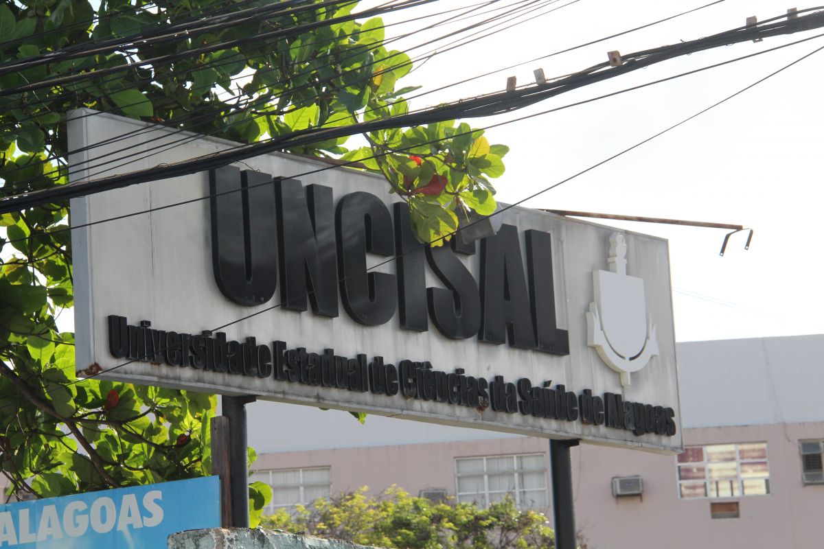 Dirigentes da Universidade Estadual de Ciências da Saúde (Uncisal), após decisão judicial, suspenderam as matrículas dos aprovados no vestibular 2018; também foi tornado nulo o resultado do vestibular até que sejam prestadas informações a respeito da divulgação de duas listas de aprovados; é que o primeiro resultado foi anulado após a empresa responsável pela realização do vestibular, o Instituto OACP, ter detectado erros nos cálculos das notas gerados por um problema técnico (Foto: Voney Malta) Dirigentes da Universidade Estadual de Ciências da Saúde (Uncisal), após decisão judicial, suspenderam as matrículas dos aprovados no vestibular 2018; também foi tornado nulo o resultado do vestibular até que sejam prestadas informações a respeito da divulgação de duas listas de aprovados; é que o primeiro resultado foi anulado após a empresa responsável pela realização do vestibular, o Instituto OACP, ter detectado erros nos cálculos das notas gerados por um problema técnico
