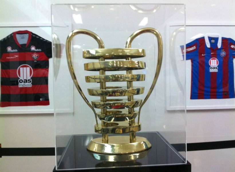 Considerado um dos maiores campeonatos regionais do país, a Copa do Nordeste tem sido sucesso de público e, especialmente, de divulgação; para alcançar ainda mais visibilidade, a organização da competição deste ano, iniciada em 15 de janeiro, ainda permanece realizando o Tour da Taça da Copa; depois de o troféu ter passado por Salvador-BA e Aracaju-SE, nesta quinta-feira (25) chega à capital alagoana para a sequência de uma viagem de mais de 9 mil quilômetros e duração de 49 dias (Foto: Voney Malta) Considerado um dos maiores campeonatos regionais do país, a Copa do Nordeste tem sido sucesso de público e, especialmente, de divulgação; para alcançar ainda mais visibilidade, a organização da competição deste ano, iniciada em 15 de janeiro, ainda permanece realizando o Tour da Taça da Copa; depois de o troféu ter passado por Salvador-BA e Aracaju-SE, nesta quinta-feira (25) chega à capital alagoana para a sequência de uma viagem de mais de 9 mil quilômetros e duração de 49 dias
