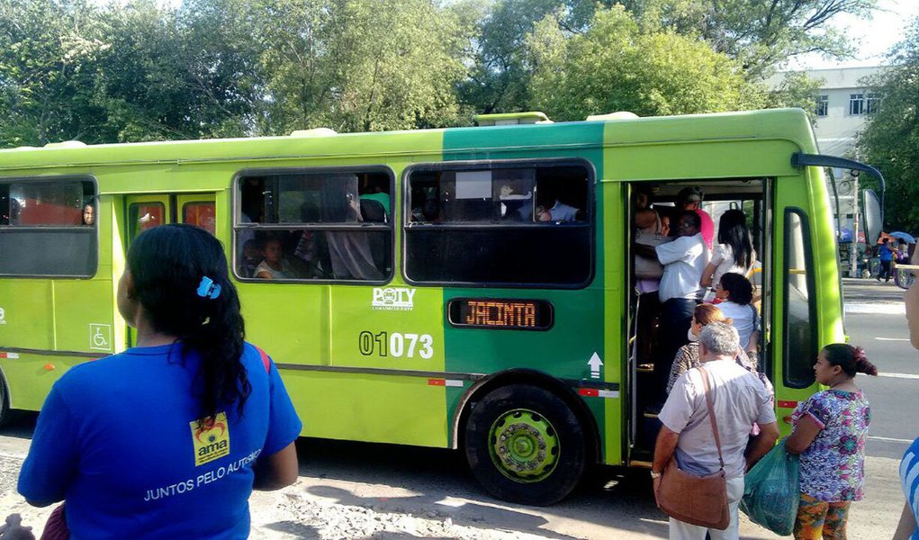 A Superintendência Municipal Transportes e Trânsito de Teresina (STRANS) propôs o aumento das tarifas de ônibus, de R$ 3,30 para R$ 3,71, com base na planilha de custos apresentada pelo órgão, em reunião do Conselho Municipal de Transportes; a tarifa para estudante pode subir de R$ 1,05 para R$ 1,18 (Foto: Leonardo Lucena) A Superintendência Municipal Transportes e Trânsito de Teresina (STRANS) propôs o aumento das tarifas de ônibus, de R$ 3,30 para R$ 3,71, com base na planilha de custos apresentada pelo órgão, em reunião do Conselho Municipal de Transportes; a tarifa para estudante pode subir de R$ 1,05 para R$ 1,18