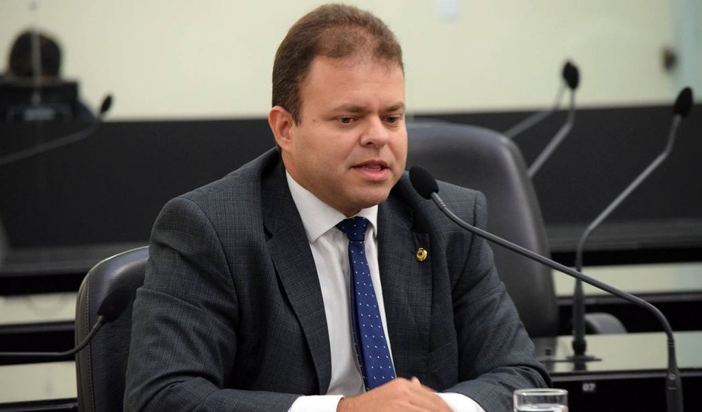 O deputado estadual Léo Loureiro (PPL), que assumiu a vaga do deputado João Beltrão, que pediu afastamento para cuidar de problemas de saúde, registrou mais falta do que presença nas sessões da Assembleia Legislativa de Alagoas; levantamento feito pela Agência Tatu mostrou que Loureiro faltou a 51% das sessões (Foto: Voney Malta) O deputado estadual Léo Loureiro (PPL), que assumiu a vaga do deputado João Beltrão, que pediu afastamento para cuidar de problemas de saúde, registrou mais falta do que presença nas sessões da Assembleia Legislativa de Alagoas; levantamento feito pela Agência Tatu mostrou que Loureiro faltou a 51% das sessões