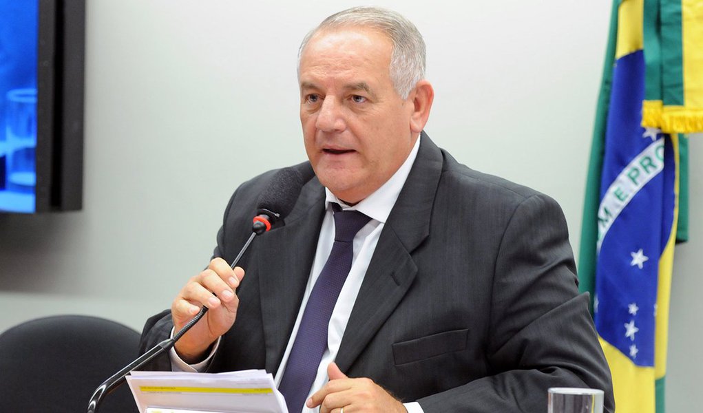 Um dos defensores desse entendimento é o deputado federal Givaldo Carimbão (PHS) que, inclusive, chama de a chapa dos “lisos”; ela seria capaz de garantir vagas na Assembleia para candidatos com potencial entre 5 mil e 10 mil votos e eleger de dois a três deputados; “Nada mais justo do que criar oportunidades para verdadeiras lideranças de vários setores que não podem se eleger deputado estadual hoje somente por falta de dinheiro”, explica o parlamentar; como eleição e matemática caminham juntas na análise de quantos votos são necessários para eleger parlamentares, talvez essa seja a saída dos "lisos"
(Foto: Voney Malta) Um dos defensores desse entendimento é o deputado federal Givaldo Carimbão (PHS) que, inclusive, chama de a chapa dos “lisos”; ela seria capaz de garantir vagas na Assembleia para candidatos com potencial entre 5 mil e 10 mil votos e eleger de dois a três deputados; “Nada mais justo do que criar oportunidades para verdadeiras lideranças de vários setores que não podem se eleger deputado estadual hoje somente por falta de dinheiro”, explica o parlamentar; como eleição e matemática caminham juntas na análise de quantos votos são necessários para eleger parlamentares, talvez essa seja a saída dos "lisos"