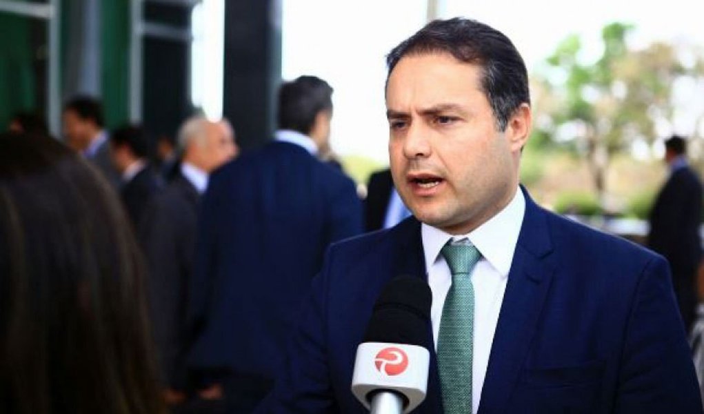Apontado em pesquisas como favorito, o governador Renan Filho (MDB) vai começar esta semana a definir a composição das chapas para deputado estadual, federal, governo e Senado; estratégia inicial é criar um chapão de estadual e outro de federal, além de consolidar os nomes que vão para disputar a majoritária; alguns partidos da base devem apoiar a reeleição de Renan Filho e assumir compromisso com Renan Calheiros para o Senado, mas em outra coligação na proporcional, casos do PRTB, PPS, Avante, PV e Podemos (Foto: Voney Malta) Apontado em pesquisas como favorito, o governador Renan Filho (MDB) vai começar esta semana a definir a composição das chapas para deputado estadual, federal, governo e Senado; estratégia inicial é criar um chapão de estadual e outro de federal, além de consolidar os nomes que vão para disputar a majoritária; alguns partidos da base devem apoiar a reeleição de Renan Filho e assumir compromisso com Renan Calheiros para o Senado, mas em outra coligação na proporcional, casos do PRTB, PPS, Avante, PV e Podemos