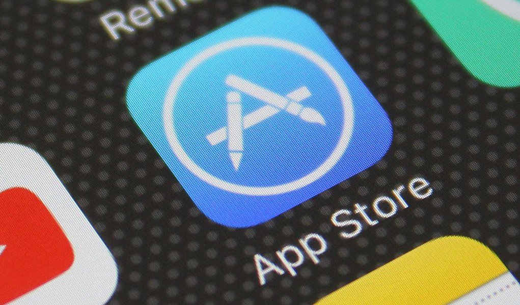 Mercado global de apps creceu cerca de 35% em 2017 alcançando próximo de US$ 60 bilhões; dado foi levantado pelo relatório da Sensor Tower, firma de app intelligence, que realizou pesquisa que mediu o número de apps pagos, assinaturas e compras em apps tanto da Apple como do Google Play; o relatório mostrou que a Apple cresceu 34.7% e a Google Play 34.2% em relação a 2016; em termos financeiros, a Apple de US$ 28,6 bilhões foi para US$ 38,5 bilhões e o Google Play de US$ 15 bilhões foi para US$ 20,1 bilhões; juntas elas faturaram um total de US$ 58,7 bilhões no ano passado (Foto: Leonardo Lucena) Mercado global de apps creceu cerca de 35% em 2017 alcançando próximo de US$ 60 bilhões; dado foi levantado pelo relatório da Sensor Tower, firma de app intelligence, que realizou pesquisa que mediu o número de apps pagos, assinaturas e compras em apps tanto da Apple como do Google Play; o relatório mostrou que a Apple cresceu 34.7% e a Google Play 34.2% em relação a 2016; em termos financeiros, a Apple de US$ 28,6 bilhões foi para US$ 38,5 bilhões e o Google Play de US$ 15 bilhões foi para US$ 20,1 bilhões; juntas elas faturaram um total de US$ 58,7 bilhões no ano passado