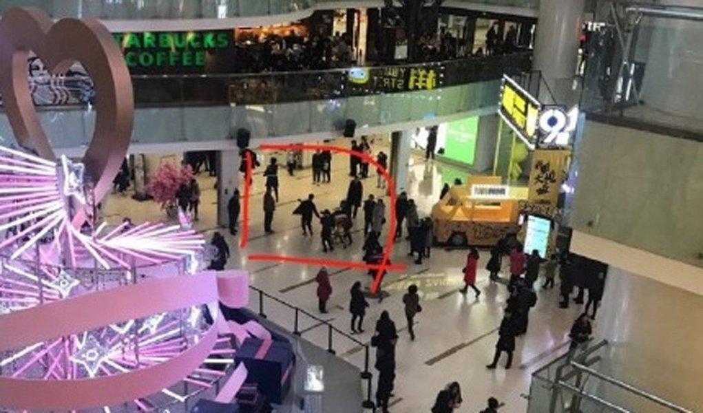 Uma mulher morreu e outras 12 pessoas ficaram feridas depois que um homem realizou um ataque com faca em um shopping em uma área comercial movimentada na capital chinesa, Pequim, informou a polícia no domingo; polícia de Pequim disse em uma breve declaração que eles prenderam um homem durante o ataque no início da tarde no Joy City Mall, no distrito de Xidan (Foto: Aquiles Lins) Uma mulher morreu e outras 12 pessoas ficaram feridas depois que um homem realizou um ataque com faca em um shopping em uma área comercial movimentada na capital chinesa, Pequim, informou a polícia no domingo; polícia de Pequim disse em uma breve declaração que eles prenderam um homem durante o ataque no início da tarde no Joy City Mall, no distrito de Xidan