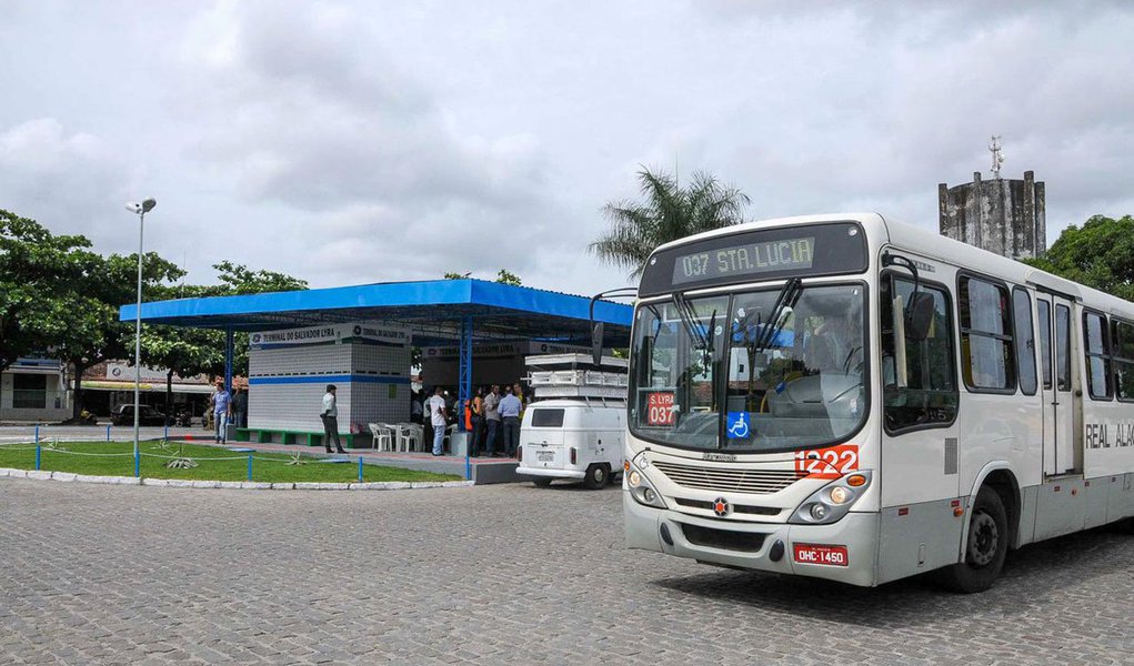 Os empresários de transporte da capital alagoana divulgaram as planilhas usadas para embasar a necessidade do reajuste de 15% das passagens de ônibus na cidade; as empresas usam a queda no número de passageiros e o aumento do diesel como justificativa para o reajuste (Foto: Charles Nisz) Os empresários de transporte da capital alagoana divulgaram as planilhas usadas para embasar a necessidade do reajuste de 15% das passagens de ônibus na cidade; as empresas usam a queda no número de passageiros e o aumento do diesel como justificativa para o reajuste