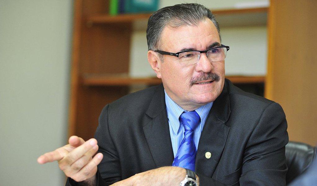 O deputado federal Cícero Almeida vai articular para que a Câmara dos Deputados combata as notícias falsas na internet – os chamados “fake news”; para ele, ‘o nível de irresponsabilidade nessa questão chegou a tal ponto que 'os agentes transmissores e receptores das notícias falsas multiplicam-se em ações criminosas contra a alma e a honra alheias de forma impune’; “o parlamento brasileiro precisa agir neste caso em parceria com as instituições fiscalizadoras para evitar a generalização do mal provocado", disse Almeida (Foto: Voney Malta) O deputado federal Cícero Almeida vai articular para que a Câmara dos Deputados combata as notícias falsas na internet – os chamados “fake news”; para ele, ‘o nível de irresponsabilidade nessa questão chegou a tal ponto que 'os agentes transmissores e receptores das notícias falsas multiplicam-se em ações criminosas contra a alma e a honra alheias de forma impune’; “o parlamento brasileiro precisa agir neste caso em parceria com as instituições fiscalizadoras para evitar a generalização do mal provocado", disse Almeida