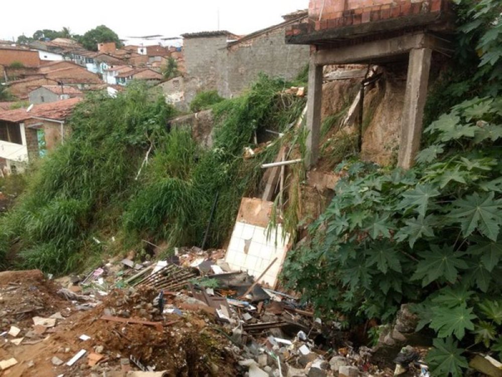 Por conta do alto volume de chuvas que caíram na capital durante o final de semana, a Defesa Civil Estadual alerta que o grande perigo monitorado pelas equipes é a situação das barreiras situadas nas grotas de Maceió; um deslizamento já provocou a morte de uma criança de três anos, durante o desabamento de uma casa na Grota do Pau D’Arco; previsão para esta segunda-feira (19) é de chuva rápida e intensa em toda a Região Metropolitana (Foto: Voney Malta) Por conta do alto volume de chuvas que caíram na capital durante o final de semana, a Defesa Civil Estadual alerta que o grande perigo monitorado pelas equipes é a situação das barreiras situadas nas grotas de Maceió; um deslizamento já provocou a morte de uma criança de três anos, durante o desabamento de uma casa na Grota do Pau D’Arco; previsão para esta segunda-feira (19) é de chuva rápida e intensa em toda a Região Metropolitana