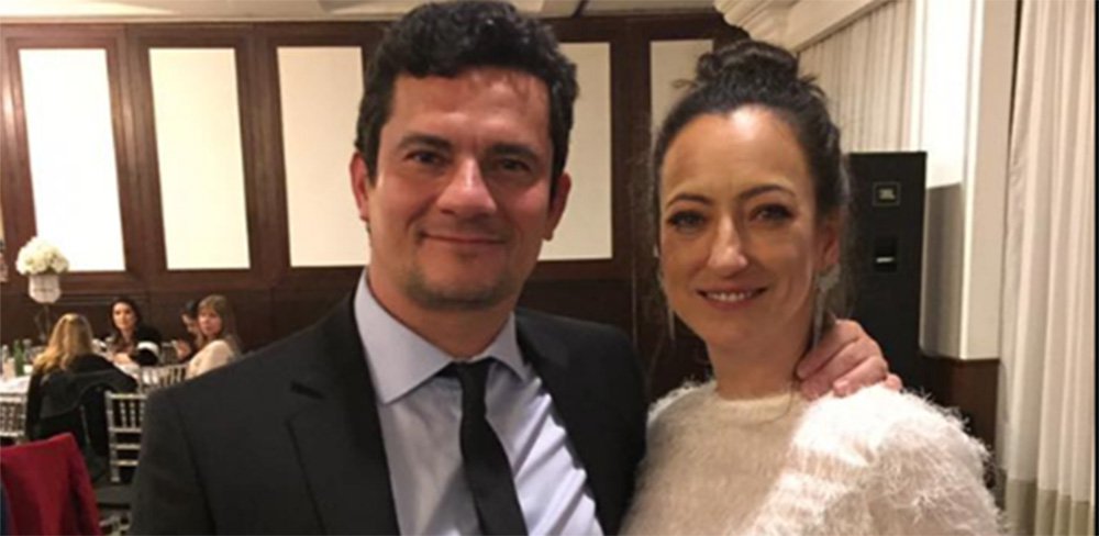 O jornalista Joaquim de Carvalho, do Diário do Centro do Mundo, criticou a advogada Rosângela Wolf Moro, esposa do juiz federal Sérgio Moro, que quis orientar o voto do eleitor, em post em sua página no Facebook; Carvalho destacou o excesso de comentários negativos no post da esposa do juiz e afirma que são reflexos da rejeição da população à atuação de Moro; "A mulher de Moro ainda se acha em condições de ensinar o povo a votar porque acredita que seu público nunca descobrirá a verdade — por exemplo, o vínculo que ela e o marido têm com políticos como o empresário Joel Malucelli, suplente do senador Álvaro Dias, ou com o tucano Flávio Arns", diz ele (Foto: Aquiles Lins) O jornalista Joaquim de Carvalho, do Diário do Centro do Mundo, criticou a advogada Rosângela Wolf Moro, esposa do juiz federal Sérgio Moro, que quis orientar o voto do eleitor, em post em sua página no Facebook; Carvalho destacou o excesso de comentários negativos no post da esposa do juiz e afirma que são reflexos da rejeição da população à atuação de Moro; "A mulher de Moro ainda se acha em condições de ensinar o povo a votar porque acredita que seu público nunca descobrirá a verdade — por exemplo, o vínculo que ela e o marido têm com políticos como o empresário Joel Malucelli, suplente do senador Álvaro Dias, ou com o tucano Flávio Arns", diz ele