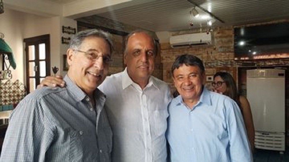 Governador do Piauí, Wellington Dias (PT), esteve com o governador do Rio, Luiz Fernando Pezão (MDB), e de Minas, Fernando Pimentel, discutindo pautas para o Fórum dos Governadores do Brasil, que deve acontecer no próximo dia 16, em Brasília; entre os temas debatidos estão a aprovação, na Câmara Federal, do Projeto da Securitização das Dívidas Ativas e o Fundo de Compensação da União com os Estados (Foto: Gisele Federicce) Governador do Piauí, Wellington Dias (PT), esteve com o governador do Rio, Luiz Fernando Pezão (MDB), e de Minas, Fernando Pimentel, discutindo pautas para o Fórum dos Governadores do Brasil, que deve acontecer no próximo dia 16, em Brasília; entre os temas debatidos estão a aprovação, na Câmara Federal, do Projeto da Securitização das Dívidas Ativas e o Fundo de Compensação da União com os Estados