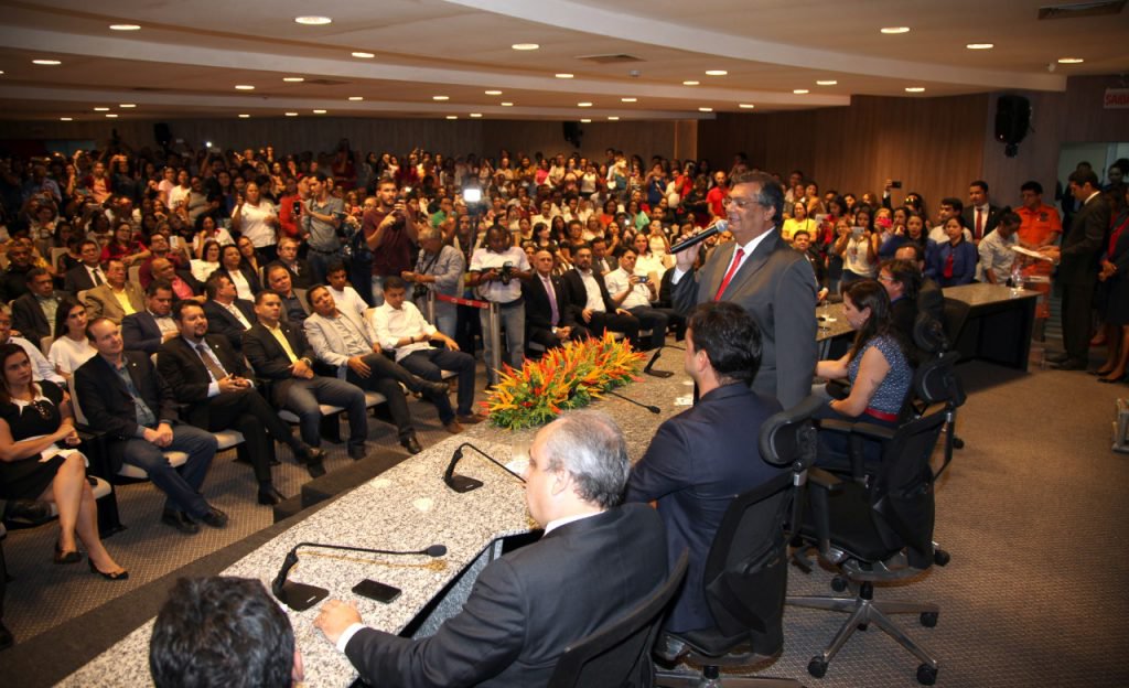 Em ranking divulgado pelo portal G1, o governo do Maranhão aparece na liderança como o estado que mais cumpriu as promessas de campanha; para comemorar o feito, o governador Flávio Dino resolveu homenagear 16 servidores em nome de todos os funcionários públicos estaduais (Foto: Charles Nisz) Em ranking divulgado pelo portal G1, o governo do Maranhão aparece na liderança como o estado que mais cumpriu as promessas de campanha; para comemorar o feito, o governador Flávio Dino resolveu homenagear 16 servidores em nome de todos os funcionários públicos estaduais
