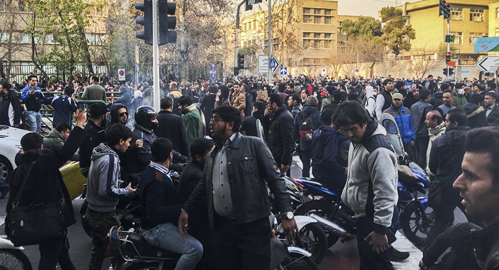 Dez pessoas morreram durante os protestos nas ruas do Irã no domingo, informou a televisão estatal iraniana nesta segunda-feira; protestos em todo o país atraíram dezenas de milhares de pessoas, no embate mais ousado contra a liderança do Irã desde os conflitos pró-reforma em 2009; convocação de novas manifestações para esta segunda-feira aumenta a possibilidade de uma instabilidade prolongada (Foto: Aquiles Lins) Dez pessoas morreram durante os protestos nas ruas do Irã no domingo, informou a televisão estatal iraniana nesta segunda-feira; protestos em todo o país atraíram dezenas de milhares de pessoas, no embate mais ousado contra a liderança do Irã desde os conflitos pró-reforma em 2009; convocação de novas manifestações para esta segunda-feira aumenta a possibilidade de uma instabilidade prolongada