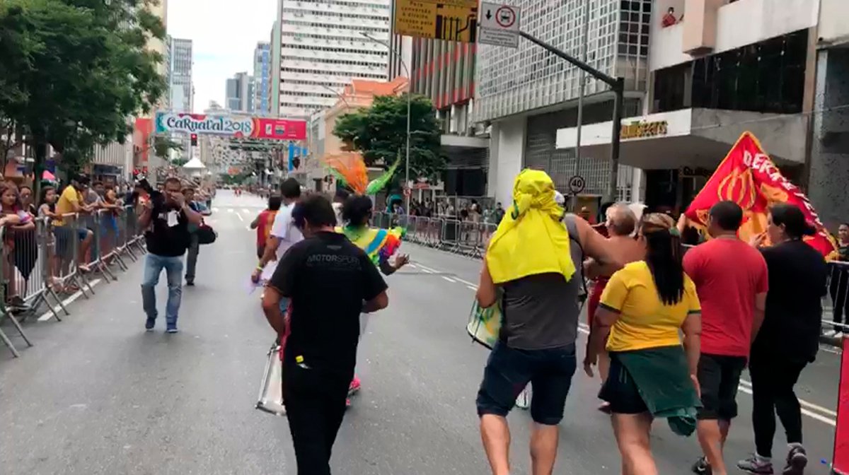 O senso comum diz que Curitiba tem o carnaval mais “animado” do mundo. Será mesmo verdade ou é apenas maldade com a capital paranaense? Assista ao vídeo e confira com seus próprios olhos... (Foto: Charles Nisz) O senso comum diz que Curitiba tem o carnaval mais “animado” do mundo. Será mesmo verdade ou é apenas maldade com a capital paranaense? Assista ao vídeo e confira com seus próprios olhos...