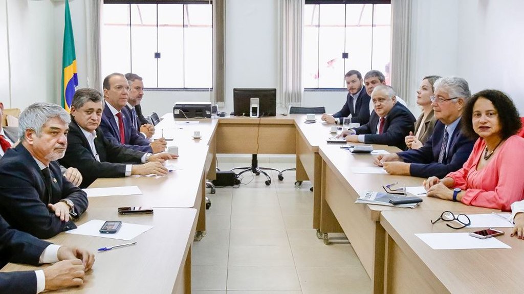 O líder da Oposição no Senado, Humberto Costa (PT-PE), se reuniu com líderes das bancadas do PT, PDT, PCdoB, PSB e PSOL da Casa e da Câmara, e afirmou que a frente tem como objetivo defender soberania e a democracia; “Uma coisa está clara para nós nesta volta do recesso parlamentar e depois da condenação de Lula: vamos aumentar a nossa resistência e poder de fogo no Congresso Nacional e nas ruas contra essa nefasta reforma da Previdência e contra a privatização da Eletrobrás, cuja proposta já está na Câmara dos Deputados”, disse (Foto: Leonardo Lucena) O líder da Oposição no Senado, Humberto Costa (PT-PE), se reuniu com líderes das bancadas do PT, PDT, PCdoB, PSB e PSOL da Casa e da Câmara, e afirmou que a frente tem como objetivo defender soberania e a democracia; “Uma coisa está clara para nós nesta volta do recesso parlamentar e depois da condenação de Lula: vamos aumentar a nossa resistência e poder de fogo no Congresso Nacional e nas ruas contra essa nefasta reforma da Previdência e contra a privatização da Eletrobrás, cuja proposta já está na Câmara dos Deputados”, disse