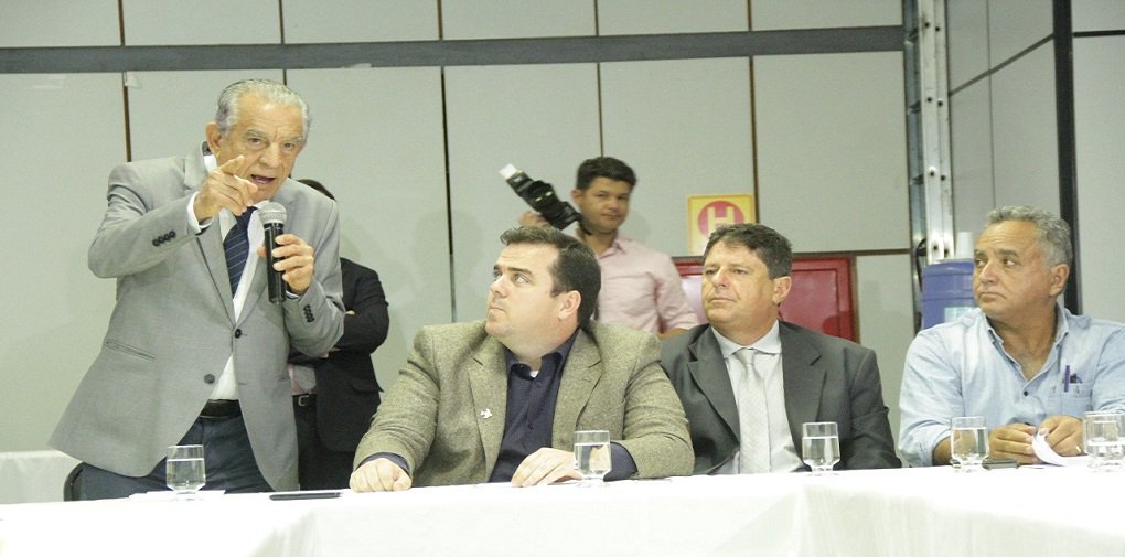 Câmara Deliberativa do Transporte Coletivo (CDTC) aprovou, na tarde desta segunda-feira (22/1), a proposta que reajusta a tarifa do ônibus na região metropolitana de Goiânia para R$ 4,00. O novo valor passa a valer a partir desta quarta-feira; o prefeito Iris Rezende (MDB) deixou a reunião antes que o reajuste de 30 centavos fosse sacramentado; alegando outro compromisso na agenda, Iris pediu licença, mas anunciou seu voto favorável ao aumento; o transporte coletivo de Goiânia é um dos piores do País. Os usuários convivem com ônibus velhos, atrasos nas linhas, pontos de ônibus deteriorados e o preço da passagem na Grande Goiânia é um dos mais altos entre todas as capitais (Foto: José Barbacena) Câmara Deliberativa do Transporte Coletivo (CDTC) aprovou, na tarde desta segunda-feira (22/1), a proposta que reajusta a tarifa do ônibus na região metropolitana de Goiânia para R$ 4,00. O novo valor passa a valer a partir desta quarta-feira; o prefeito Iris Rezende (MDB) deixou a reunião antes que o reajuste de 30 centavos fosse sacramentado; alegando outro compromisso na agenda, Iris pediu licença, mas anunciou seu voto favorável ao aumento; o transporte coletivo de Goiânia é um dos piores do País. Os usuários convivem com ônibus velhos, atrasos nas linhas, pontos de ônibus deteriorados e o preço da passagem na Grande Goiânia é um dos mais altos entre todas as capitais