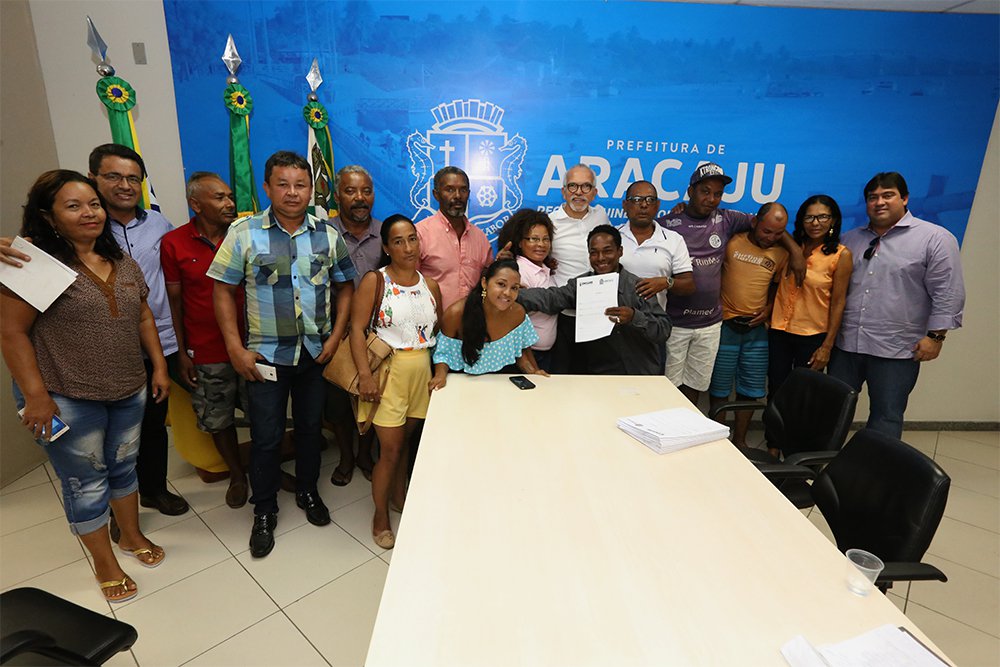 Na reunião com os feirantes, o prefeito de Aracaju, Edvaldo Nogueira, anunciou que eles poderão ter acesso a uma linha especial de crédito junto à Fundação de Formação para o Trabalho (Fundat); “Nossa preocupação é que as pessoas possam se desenvolver e, assim, gerar emprego e renda para a cidade" (Foto: Charles Nisz) Na reunião com os feirantes, o prefeito de Aracaju, Edvaldo Nogueira, anunciou que eles poderão ter acesso a uma linha especial de crédito junto à Fundação de Formação para o Trabalho (Fundat); “Nossa preocupação é que as pessoas possam se desenvolver e, assim, gerar emprego e renda para a cidade"