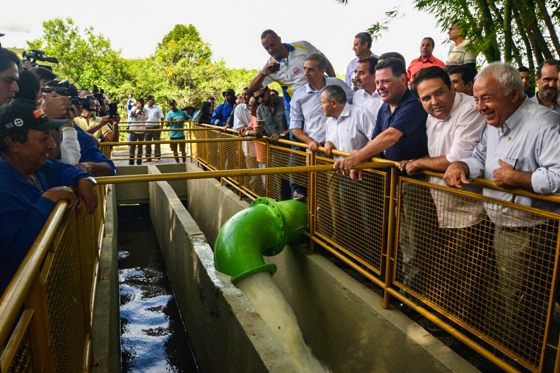 O governador Marconi Perillo e e o vice-governador Zé Eliton voltam a Anápolis para mais uma entrega de obra, agora a Transposição do Rio Capivari ao Ribeirão Piancó II, que faz parte do plano de ação do governo para "garantir o abastecimento de água pelos próximos 40 anos", informaram o governador e o vice; "Um dos maiores gargalos está sendo definitivamente resolvido com os investimentos novos e com o que já foi feito, uma parceira do Governo do Estado com a Prefeitura, Caixa e o Ministério das Cidades", ressaltou Marconi que citou outras obras estruturantes na área de saneamento, como a de Goiânia, onde será feita "a transposição da água do Sistema Mauro Borges para o Rio Meia Ponte" (Foto: José Barbacena) O governador Marconi Perillo e e o vice-governador Zé Eliton voltam a Anápolis para mais uma entrega de obra, agora a Transposição do Rio Capivari ao Ribeirão Piancó II, que faz parte do plano de ação do governo para "garantir o abastecimento de água pelos próximos 40 anos", informaram o governador e o vice; "Um dos maiores gargalos está sendo definitivamente resolvido com os investimentos novos e com o que já foi feito, uma parceira do Governo do Estado com a Prefeitura, Caixa e o Ministério das Cidades", ressaltou Marconi que citou outras obras estruturantes na área de saneamento, como a de Goiânia, onde será feita "a transposição da água do Sistema Mauro Borges para o Rio Meia Ponte"