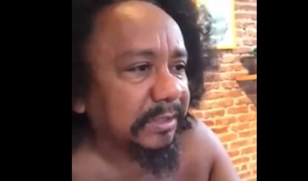 O cantor e compositor Chico César, um dos grandes defensores da democracia na classe artística brasileira, divulgou um poema no dia em que o TRF-4 confirmou a condenação do ex-presidente Lula; "Aos idiotas /Antipatriotas /Vendilhões do templo-nação /Digo não /Aos canalhas /E à toda tralha /Que odeia quem trabalha /Digo: Vês, chegará vossa vez", diz ele; assista ao vídeo (Foto: Aquiles Lins) O cantor e compositor Chico César, um dos grandes defensores da democracia na classe artística brasileira, divulgou um poema no dia em que o TRF-4 confirmou a condenação do ex-presidente Lula; "Aos idiotas /Antipatriotas /Vendilhões do templo-nação /Digo não /Aos canalhas /E à toda tralha /Que odeia quem trabalha /Digo: Vês, chegará vossa vez", diz ele; assista ao vídeo