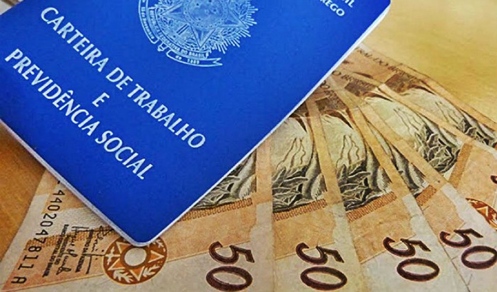 O reajuste do salário mínimo ficou abaixo da inflação de 2017, divulgada pelo IBGE; segundo cálculo feito com base no Índice Nacional de Preços ao Consumidor (INPC), o acumulado foi de 2,07% no ano; mas o governo utilizou o percentual de 1,81% para calcular o reajuste, que entrou em vigor em 1º de janeiro; se fosse corrigido pela inflação observada, o salário mínimo teria subido de R$ 937 para R$ 956, e não para R$ 954; com a diferença, o governo pretende economizar R$ 3,4 bilhões, sendo a menor correção aplicada ao salário mínimo desde 1995, primeiro ano após a criação do Real (Foto: Leonardo Lucena) O reajuste do salário mínimo ficou abaixo da inflação de 2017, divulgada pelo IBGE; segundo cálculo feito com base no Índice Nacional de Preços ao Consumidor (INPC), o acumulado foi de 2,07% no ano; mas o governo utilizou o percentual de 1,81% para calcular o reajuste, que entrou em vigor em 1º de janeiro; se fosse corrigido pela inflação observada, o salário mínimo teria subido de R$ 937 para R$ 956, e não para R$ 954; com a diferença, o governo pretende economizar R$ 3,4 bilhões, sendo a menor correção aplicada ao salário mínimo desde 1995, primeiro ano após a criação do Real