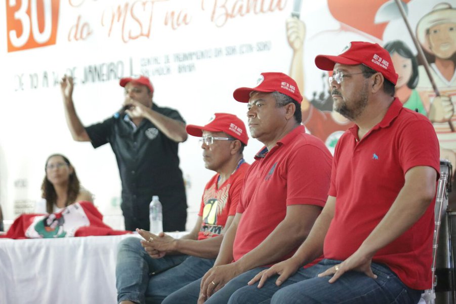 O trigésimo encontro estadual do MST da Bahia foi finalizado no domingo (14) com a eleição dos novos dirigentes nacionais do movimento e com a escolha dos pré-candidatos que vão para as urnas em outubro de 2018 representando os sem-terra; além da defesa ao ex-presidente Lula, o MST também ratificou apoio à reeleição do governador Rui Costa e à eleição do secretário de Desenvolvimento Econômico, Jaques Wagner, para o Senado; os nomes para a chapa proporcional são o do deputado federal Valmir Assunção (PT-BA) e dos candidatos estaduais Mário Jacó e Luiz Carlos Suíca (vereador de Salvador) (Foto: Romulo Faro) O trigésimo encontro estadual do MST da Bahia foi finalizado no domingo (14) com a eleição dos novos dirigentes nacionais do movimento e com a escolha dos pré-candidatos que vão para as urnas em outubro de 2018 representando os sem-terra; além da defesa ao ex-presidente Lula, o MST também ratificou apoio à reeleição do governador Rui Costa e à eleição do secretário de Desenvolvimento Econômico, Jaques Wagner, para o Senado; os nomes para a chapa proporcional são o do deputado federal Valmir Assunção (PT-BA) e dos candidatos estaduais Mário Jacó e Luiz Carlos Suíca (vereador de Salvador)