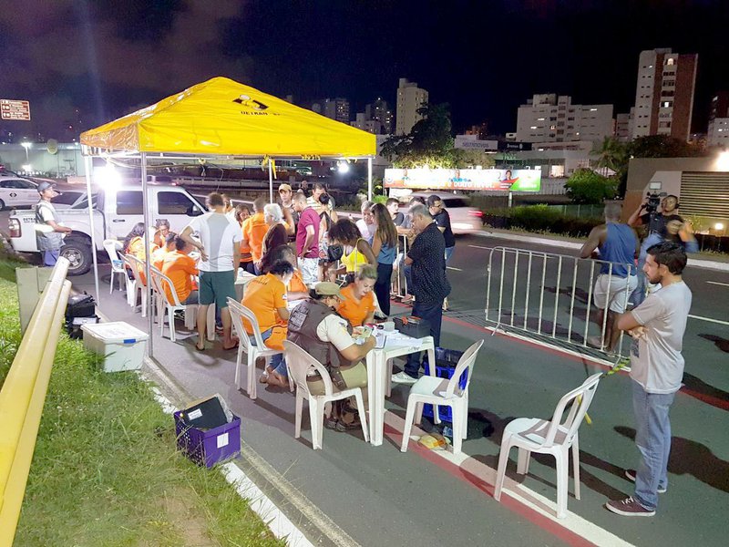 Na mobilização nacional das Operações Lei Seca, realizada entre sábado (13) e domingo (14), na Bahia, 1,8 mil condutores foram abordados e 1,1 mil fizeram o teste do bafômetro, com o registro de 76 motoristas dirigindo embriagados; a ação foi promovida pelo Departamento Estadual de Trânsito (Detran), em conjunto com a Polícia Militar (PM) e a Polícia Rodoviária Federal (PRF) (Foto: Romulo Faro) Na mobilização nacional das Operações Lei Seca, realizada entre sábado (13) e domingo (14), na Bahia, 1,8 mil condutores foram abordados e 1,1 mil fizeram o teste do bafômetro, com o registro de 76 motoristas dirigindo embriagados; a ação foi promovida pelo Departamento Estadual de Trânsito (Detran), em conjunto com a Polícia Militar (PM) e a Polícia Rodoviária Federal (PRF)