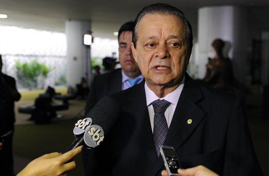 O líder do PTB na Câmara dos Deputados, Jovair Arantes (GO) afirmou que a deputada federal Cristiane Brasil (RJ) "foi indicada pela bancada para ser ministra do Trabalho. Tem um problema que é da Justiça. A Justiça levantou um problema e a Justiça é quem tem que dar a solução. Estamos aguardando, a bancada vai continuar aguardando, continua entendendo que é a Justiça quem tem que dar a palavra final. Ela continua sendo a indicada pelo PTB"; além de enfrentar processos na Justiça do Trabalho e ter seu nome no Banco Nacional dos Devedores Trabalhistas (BNDT), Cristiane é suspeita de associação ao tráfico (Foto: Leonardo Lucena) O líder do PTB na Câmara dos Deputados, Jovair Arantes (GO) afirmou que a deputada federal Cristiane Brasil (RJ) "foi indicada pela bancada para ser ministra do Trabalho. Tem um problema que é da Justiça. A Justiça levantou um problema e a Justiça é quem tem que dar a solução. Estamos aguardando, a bancada vai continuar aguardando, continua entendendo que é a Justiça quem tem que dar a palavra final. Ela continua sendo a indicada pelo PTB"; além de enfrentar processos na Justiça do Trabalho e ter seu nome no Banco Nacional dos Devedores Trabalhistas (BNDT), Cristiane é suspeita de associação ao tráfico