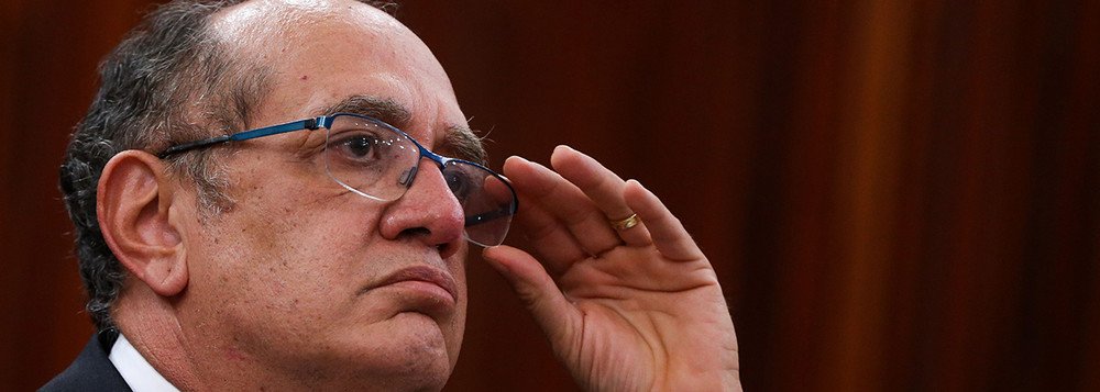 Depois de ser hostilizado em um voo de carreira enquanto se deslocava de Brasília para Cuiabá no sábado (27), o ministro do STF Gilmar Mendes usou um avião da Força Aérea Brasileira (FAB) para viajar da capital mato-grossense a São Paulo; o órgão não informou o motivo pelo qual o ministro usou uma aeronave oficial; quando Gilmar foi escrachado em um avião, manifestantes haviam pedido a Polícia Federal contra o magistrado (Foto: Leonardo Lucena) Depois de ser hostilizado em um voo de carreira enquanto se deslocava de Brasília para Cuiabá no sábado (27), o ministro do STF Gilmar Mendes usou um avião da Força Aérea Brasileira (FAB) para viajar da capital mato-grossense a São Paulo; o órgão não informou o motivo pelo qual o ministro usou uma aeronave oficial; quando Gilmar foi escrachado em um avião, manifestantes haviam pedido a Polícia Federal contra o magistrado