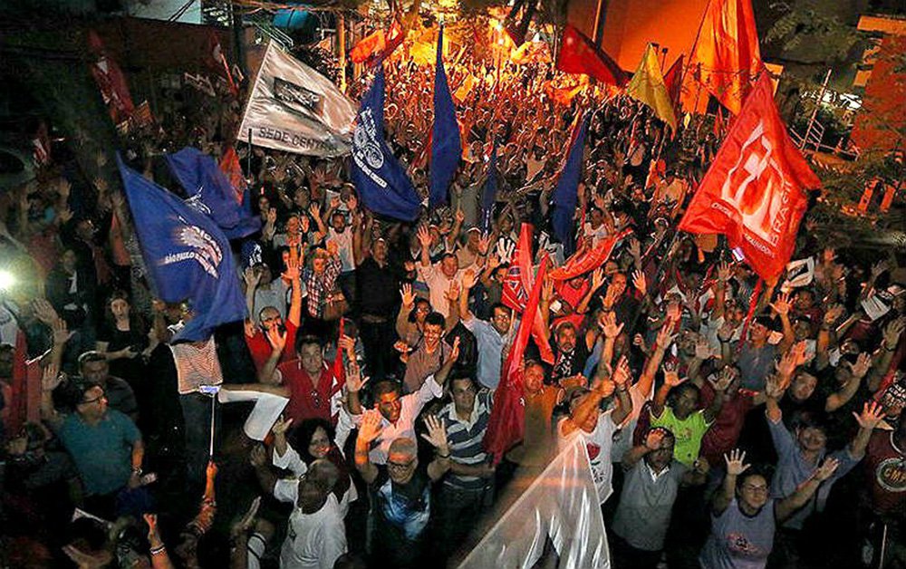 Metalúrgicos do ABC aprovaram a realização de greve no próximo dia 19 contra a reforma da Previdência. A decisão foi tomada por unanimidade na noite desta quarta-feira (8) em assembleia popular realizada em frente à sede do Sindicato dos Metalúrgicos do ABC (SMABC), em São Bernardo do Campo, que também contou com a participação de parlamentares, movimentos sociais e outras categorias profissionais; "Resistiremos, unidos, à reforma trabalhista, ao processo de terceirização e ao projeto de reforma da Previdência", afirmou o presidente do sindicato, Wagner Santana (Foto: Aquiles Lins) Metalúrgicos do ABC aprovaram a realização de greve no próximo dia 19 contra a reforma da Previdência. A decisão foi tomada por unanimidade na noite desta quarta-feira (8) em assembleia popular realizada em frente à sede do Sindicato dos Metalúrgicos do ABC (SMABC), em São Bernardo do Campo, que também contou com a participação de parlamentares, movimentos sociais e outras categorias profissionais; "Resistiremos, unidos, à reforma trabalhista, ao processo de terceirização e ao projeto de reforma da Previdência", afirmou o presidente do sindicato, Wagner Santana