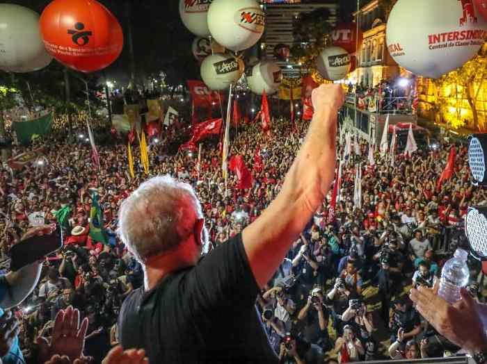 Se todo poder emana do povo, e se Lula é o político que mais representa o povo, então a vontade popular determina que Lula ocupe uma escala hierárquica infinitamente superior a de qualquer juiz (Foto: Miguel do Rosário) Se todo poder emana do povo, e se Lula é o político que mais representa o povo, então a vontade popular determina que Lula ocupe uma escala hierárquica infinitamente superior a de qualquer juiz